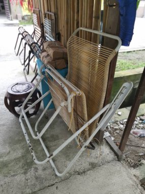 Ahşap kulübede katlanmış eski bir çift sandalye..