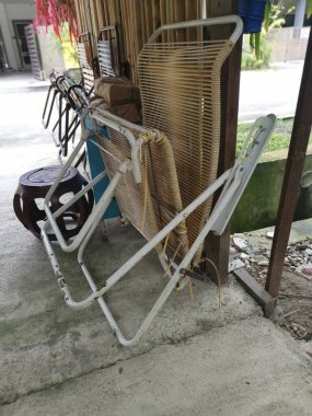 Ahşap kulübede katlanmış eski bir çift sandalye..