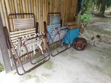 Ahşap kulübede katlanmış eski bir çift sandalye..