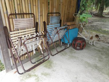 Ahşap kulübede katlanmış eski bir çift sandalye..