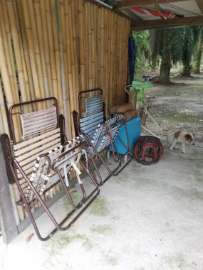 Ahşap kulübede katlanmış eski bir çift sandalye..