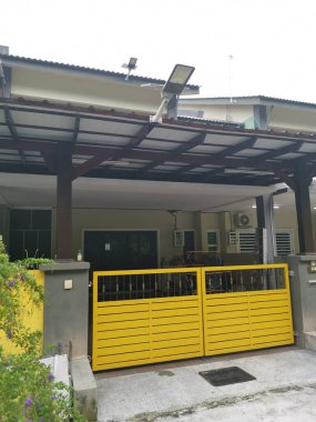 Verandada güneş ışığı var.