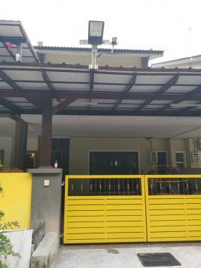 Verandada güneş ışığı var.