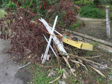 Birkaçı çöp sahasına uzun floresan lambaları attı.