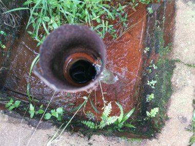 Çiftlik çayırında çürümüş su borusu sızdırıyor..