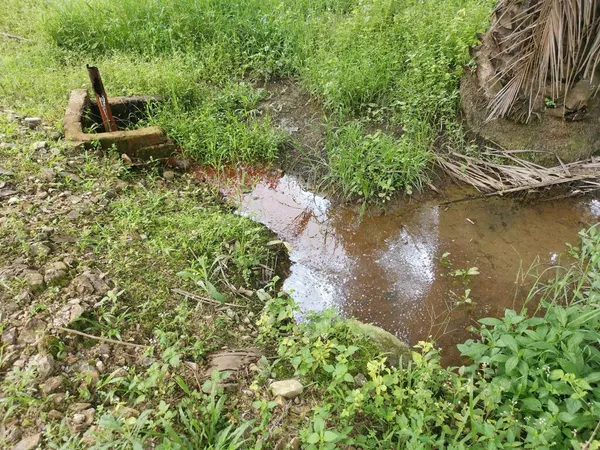 Korozivzdorná Vodní Trubka Prosakující Farmě — Stock fotografie