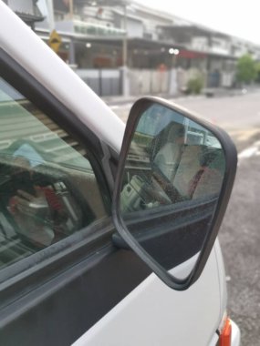 Yansıtıcı araba yan ayna parkı caddenin yanında.