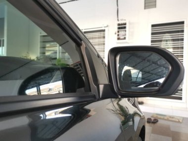 Yansıtıcı araba yan ayna parkı caddenin yanında.