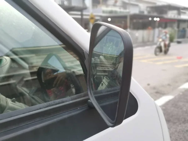 Зеркальная Автостоянка Улице — стоковое фото