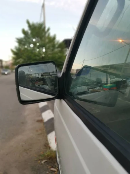 Reflexní Auto Boční Zrcadlo Parkoviště Ulice — Stock fotografie