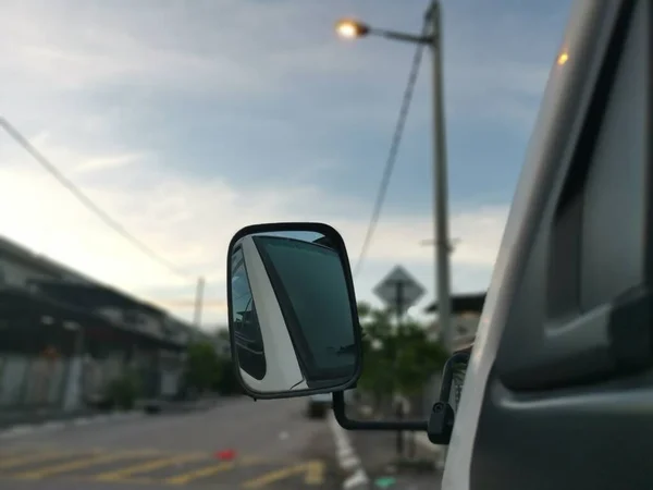 Reflekterande Bil Sida Spegel Park Vid Gatan — Stockfoto