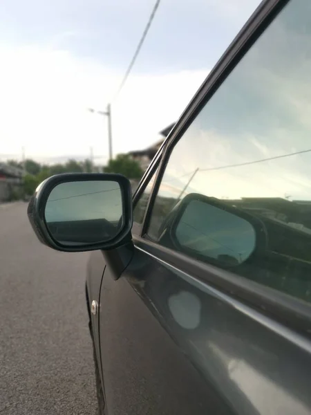 Reflektierender Außenspiegel Parkt Straßenrand — Stockfoto