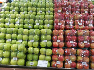 Perak, Malezya. 14 Ekim 2021: İthal ve yerel meyve çeşitleri Aeon Sri Manjung Süpermarketinin rafında satılığa çıkarıldı.