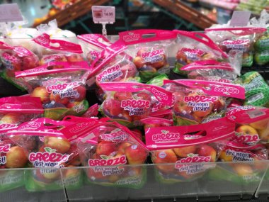 Perak, Malezya. 14 Ekim 2021: İthal ve yerel meyve çeşitleri Aeon Sri Manjung Süpermarketinin rafında satılığa çıkarıldı.