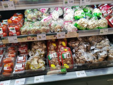 Perak, Malezya. 14 Ekim 2021: Japon mantar çeşitleri Aeon Sri Manjung Süpermarketinin rafında satılığa çıkarıldı.