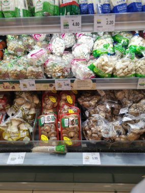 Perak, Malezya. 14 Ekim 2021: Japon mantar çeşitleri Aeon Sri Manjung Süpermarketinin rafında satılığa çıkarıldı.