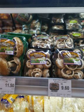 Perak, Malezya. 14 Ekim 2021: Japon mantar çeşitleri Aeon Sri Manjung Süpermarketinin rafında satılığa çıkarıldı.