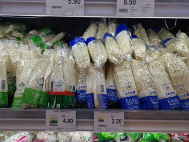 Perak, Malezya. 14 Ekim 2021: Japon mantar çeşitleri Aeon Sri Manjung Süpermarketinin rafında satılığa çıkarıldı.