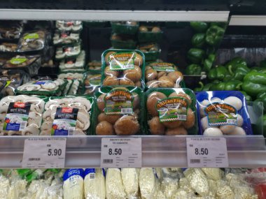 Perak, Malezya. 14 Ekim 2021: Japon mantar çeşitleri Aeon Sri Manjung Süpermarketinin rafında satılığa çıkarıldı.