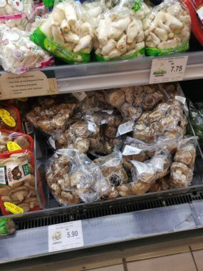 Perak, Malezya. 14 Ekim 2021: Japon mantar çeşitleri Aeon Sri Manjung Süpermarketinin rafında satılığa çıkarıldı.