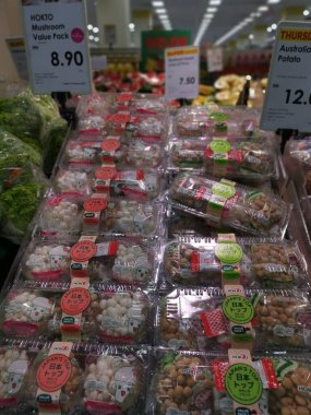 Perak, Malezya. 14 Ekim 2021: Japon mantar çeşitleri Aeon Sri Manjung Süpermarketinin rafında satılığa çıkarıldı.