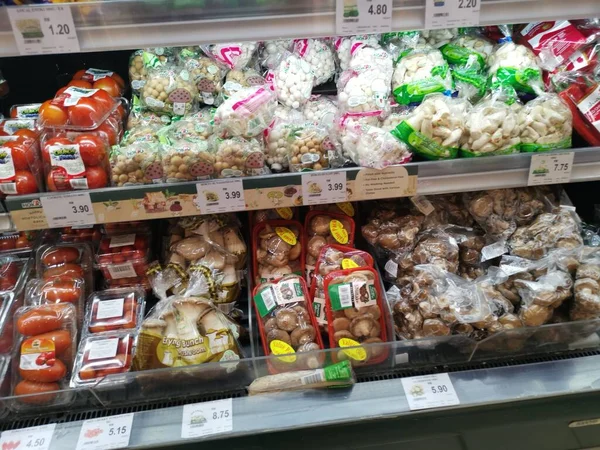 말레이시아 종류의 버섯을 포장하여아 슈퍼마켓의 진열장에서 — 스톡 사진