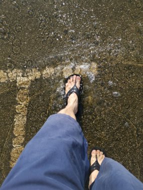 Su birikintisine ayak basan ayak izine bak.