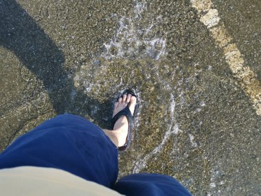 Su birikintisine ayak basan ayak izine bak.