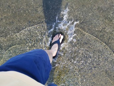 Su birikintisine ayak basan ayak izine bak.