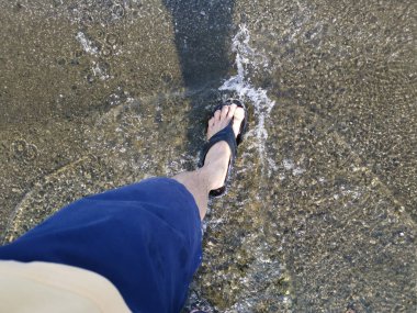 Su birikintisine ayak basan ayak izine bak.