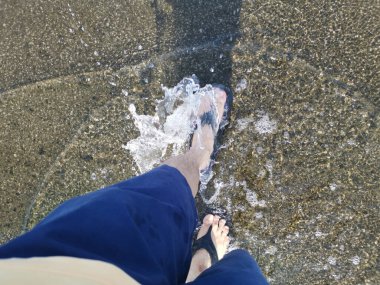 Su birikintisine ayak basan ayak izine bak.