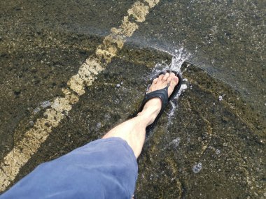 Su birikintisine ayak basan ayak izine bak.