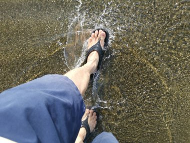 Su birikintisine ayak basan ayak izine bak.