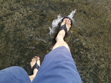 Su birikintisine ayak basan ayak izine bak.