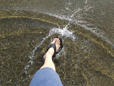 Su birikintisine ayak basan ayak izine bak.