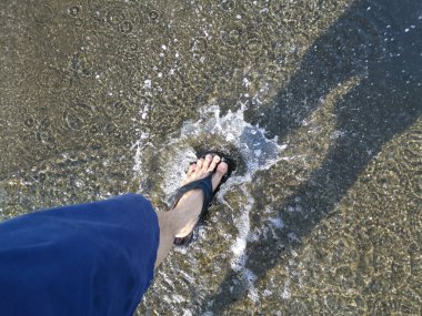 Su birikintisine ayak basan ayak izine bak.