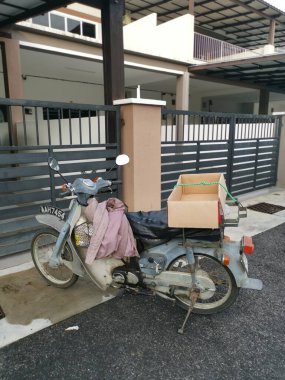 Perak, Malezya. 23 Kasım 2021: Mas 1 yolundaki yerleşim yeri caddesi boyunca 1,5 metre ilerideki klasik motosiklet parkı, Kg Koh.