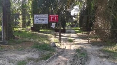 Perak, Malezya. 17 Kasım 2021: Malay ve Mandarin dilinde yazılmış kapıda 