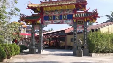 Perak, Malezya. 17 Kasım 2021: Wong Seng Kong Tapınağı, Kampong Koh 'taki kolumbaryum binasının güzel büyük Çin kapısı girişi.