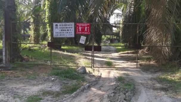 マレーシアのパーク 2021年11月17日 マレー語と北京語で書かれた門の看板に エントリなし これらはここでパームフルーツを盗む死と家族全員が呪われます と書かれていますLekir Koh Roadside農場 — ストック動画