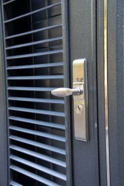 Çeşitli kapıların gümüş paslanmaz kapı kolu