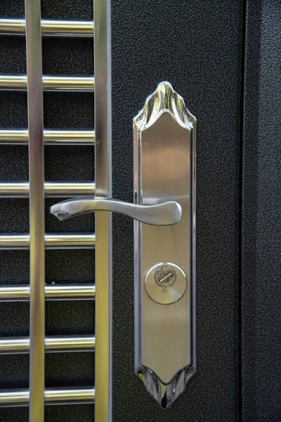Срібна Ручка Дверей Нержавіючої Сталі Різних Дверей — стокове фото
