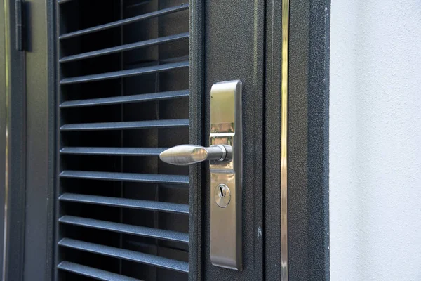 Çeşitli Kapıların Gümüş Paslanmaz Kapı Kolu — Stok fotoğraf