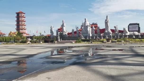 シチワン パーク マレーシア 2021年 2021年 11月30日 唐峰香港寺のすぐ外に位置する中国の神々の巨大な仏像の景観 — ストック動画
