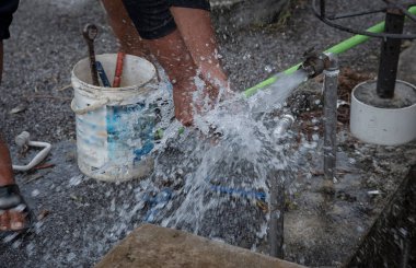 Patlayan su borusuyla el, bacak ve tesisat aletlerini yıkamak..