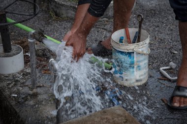 Patlayan su borusuyla el, bacak ve tesisat aletlerini yıkamak..