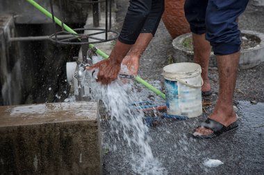 Patlayan su borusuyla el, bacak ve tesisat aletlerini yıkamak..