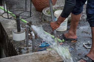 Patlayan su borusuyla el, bacak ve tesisat aletlerini yıkamak..