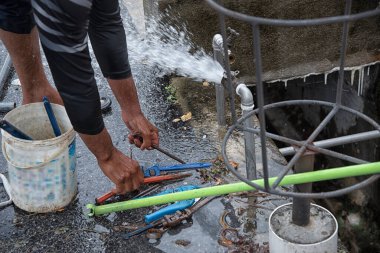 Patlayan su borusuyla el, bacak ve tesisat aletlerini yıkamak..