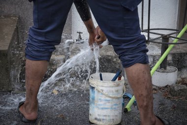 Patlayan su borusuyla el, bacak ve tesisat aletlerini yıkamak..